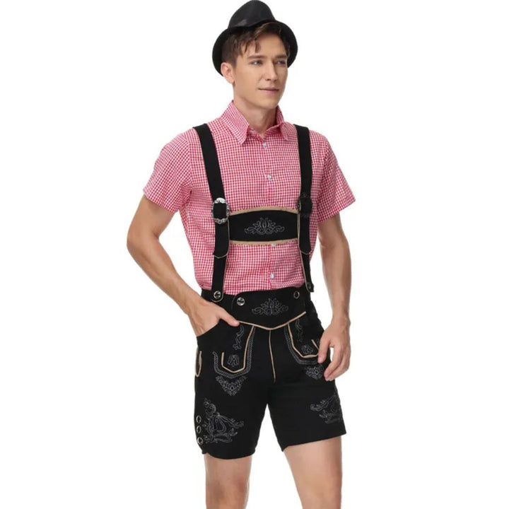 Mann in traditioneller bayerischer Tracht mit rotem Hemd und schwarzer Lederhose.