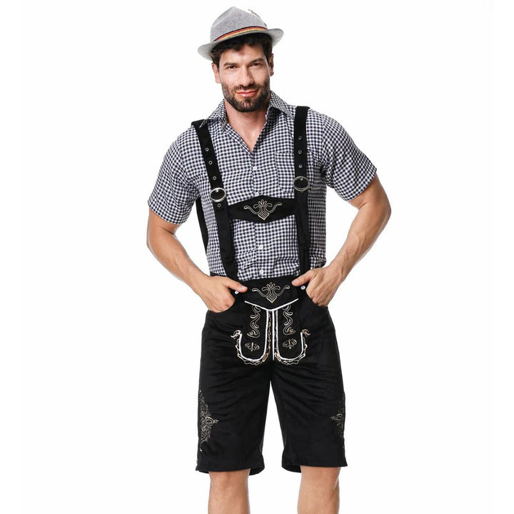 Mann in traditioneller schwarzer Lederhose mit grauem Hut und kariertem Hemd, Trachtenmode.