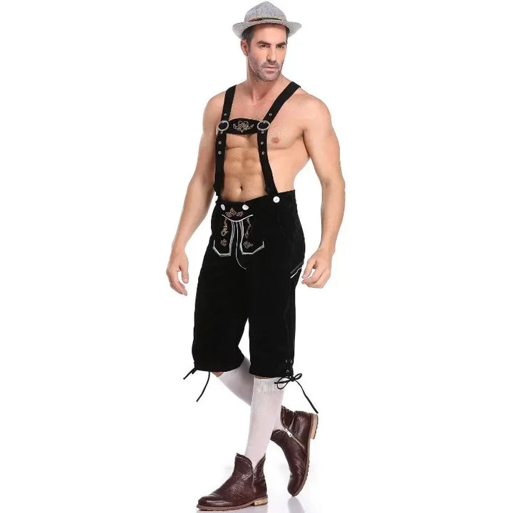 Mann in schwarzer Lederhose, Trachtenhut, braune Stiefel, weiße Socken, traditionelles Oktoberfest-Outfit.