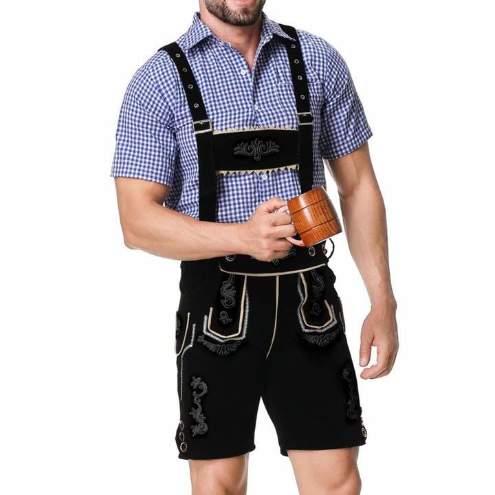Mann in traditioneller Lederhose mit blau-weißem Hemd und Bierkrug, Oktoberfest-Outfit.