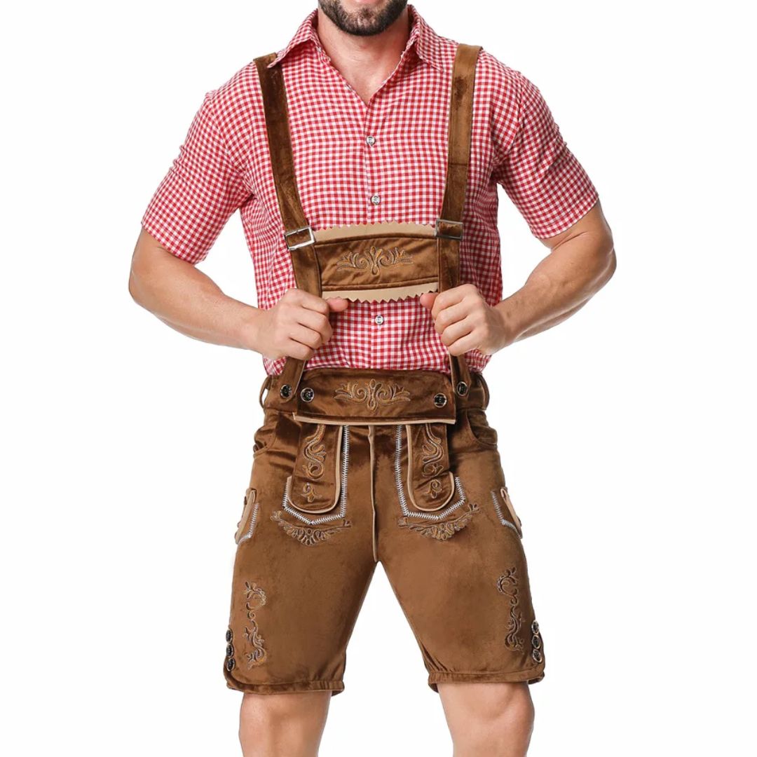Mann in traditioneller brauner Lederhose mit rotem Karohemd, bayerische Trachtmode.