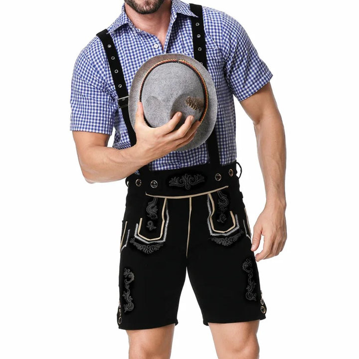 Mann in traditioneller Lederhose mit blau-weißem Hemd und grauem Hut, bayerische Tracht.