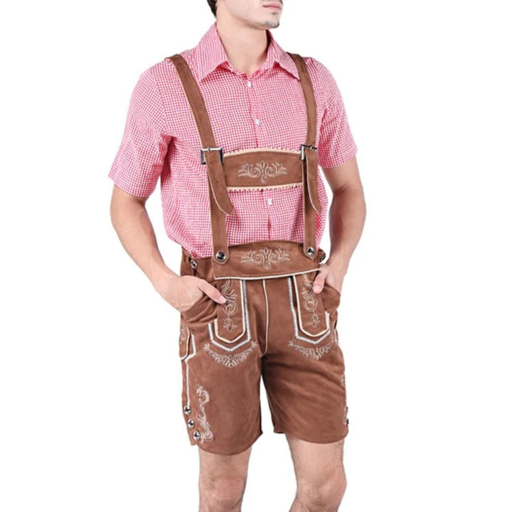 Mann in brauner Lederhose mit rotem Hemd, traditionelles bayerisches Trachtenoutfit.