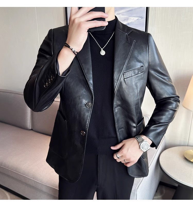 Mann in schwarzem Lederblazer, eleganter Look, modernes Herrenmode-Outfit, Wohnzimmer.
