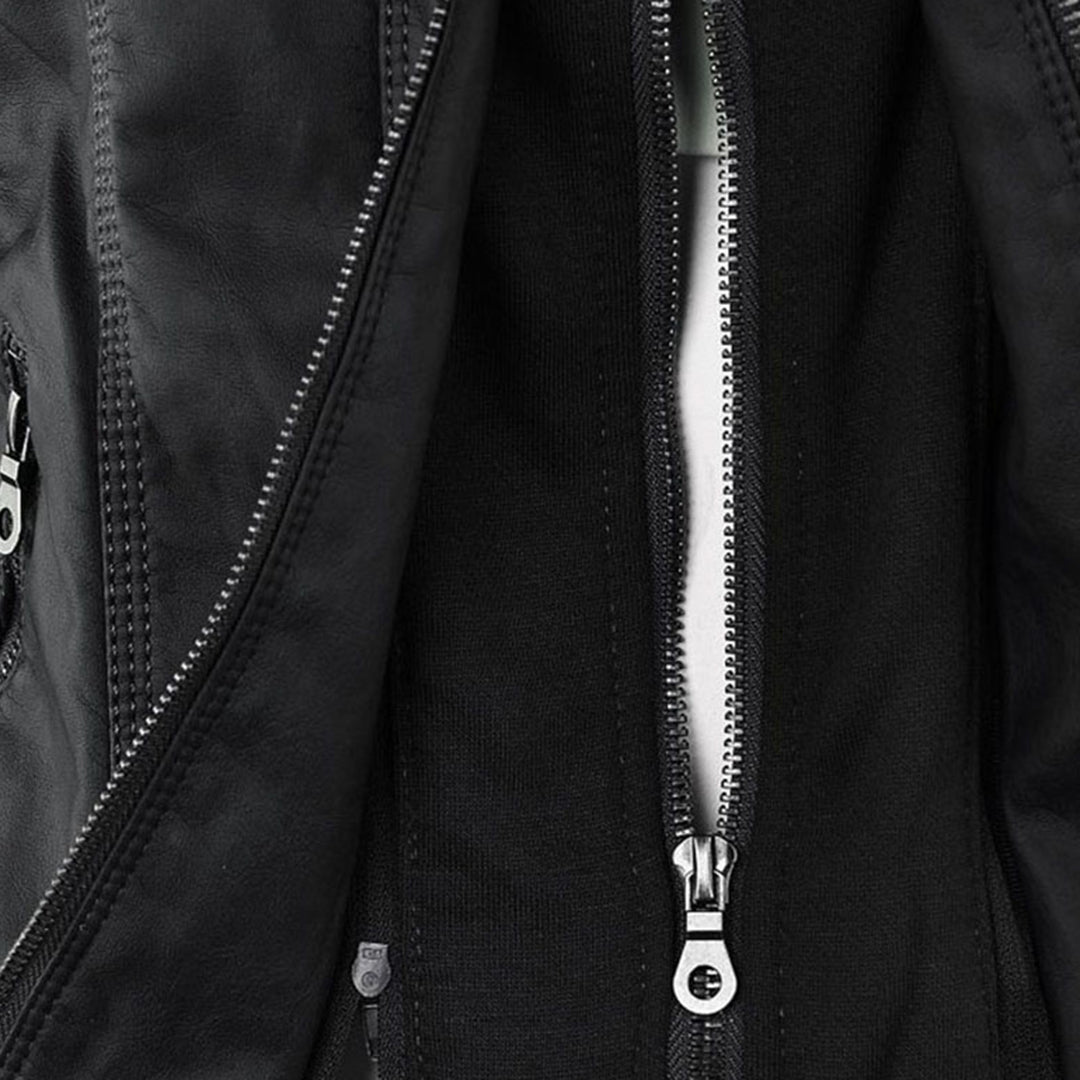 Schwarze Lederjacke mit silbernem Reißverschluss, Nahaufnahme, modisch, hochwertig.