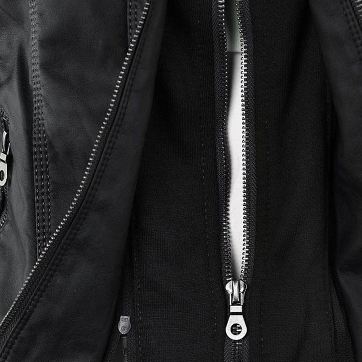 Schwarze Lederjacke mit silbernem Reißverschluss, Nahaufnahme, modisch, hochwertig.