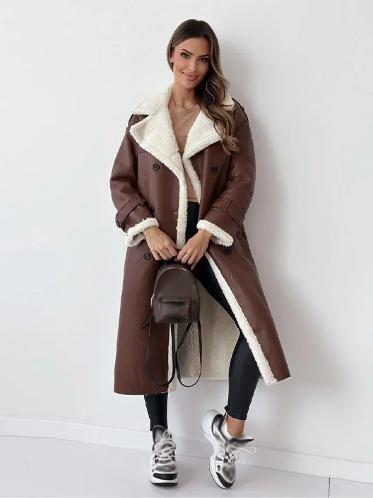 Frau in braunem Ledermantel mit Lammwolle, Gürtel, lange Ärmel, Herbstmode 2023.
