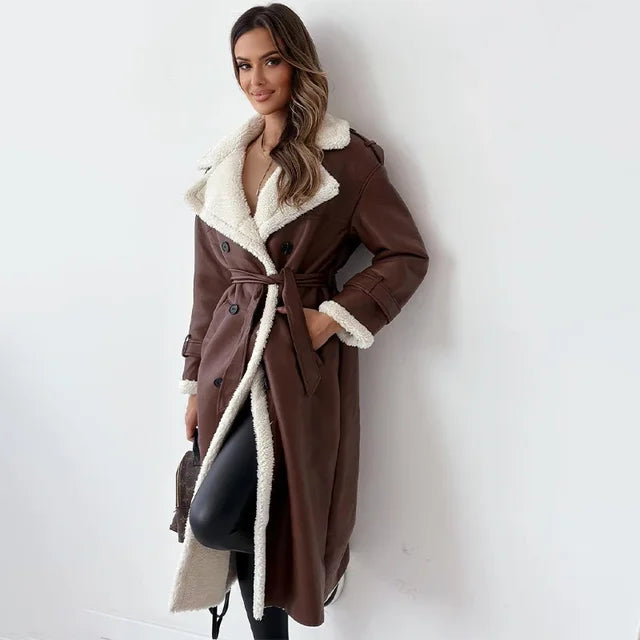 Frau in braunem Ledermantel mit Gürtel und Lammwollkragen, Herbstmode 2023.