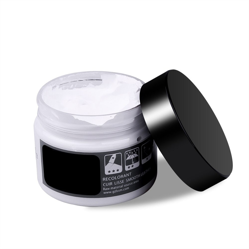 Weiße Lederfarbe Creme in offenem Behälter, glatte Oberfläche, schwarzer Deckel, Lederpflege.