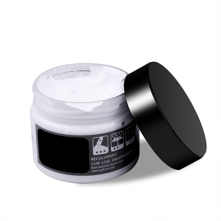 Weiße Lederfarbe Creme in offenem Behälter, glatte Oberfläche, schwarzer Deckel, Lederpflege.