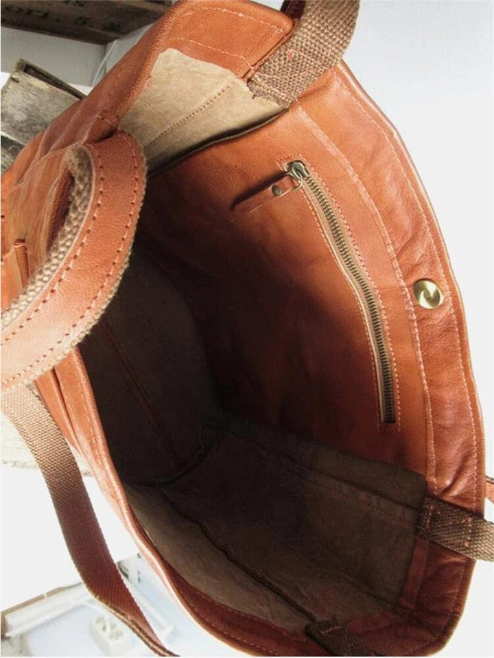 Braune Ledertasche mit Reißverschluss, langlebig, modisch, Tragetasche, Innenansicht.