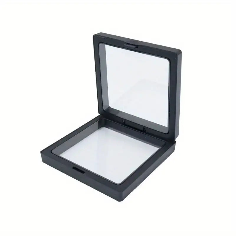 Schwarze quadratische Kunststoffverpackung mit transparentem Deckel, ideal für Kosmetikprodukte.