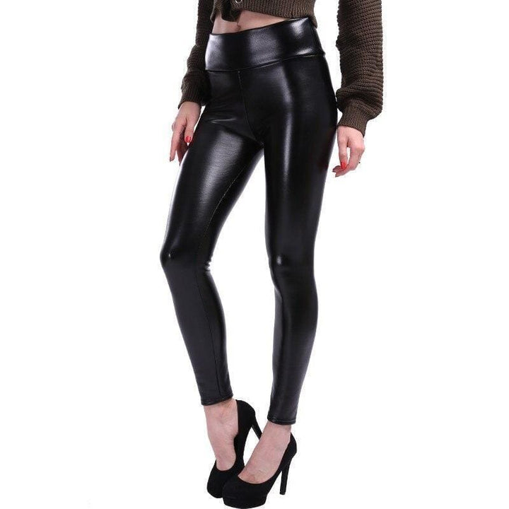 Frau in schwarzer Kunstleder-Leggings, figurbetont, modisch, mit hohen Absätzen.