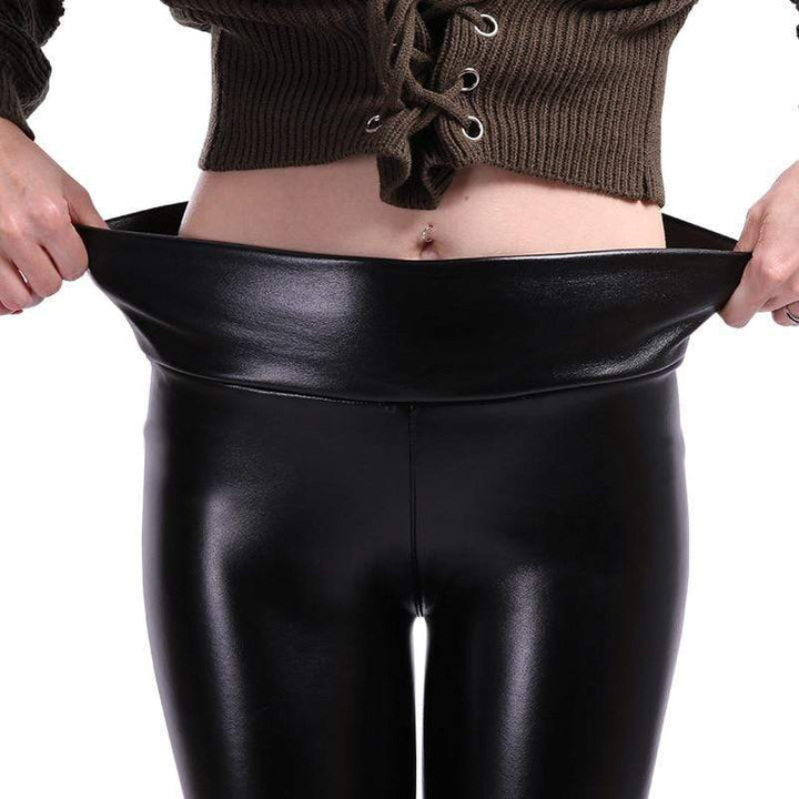 Schwarze Lederimitat-Leggings, figurformend, elastisch, modisch, Damenbekleidung.