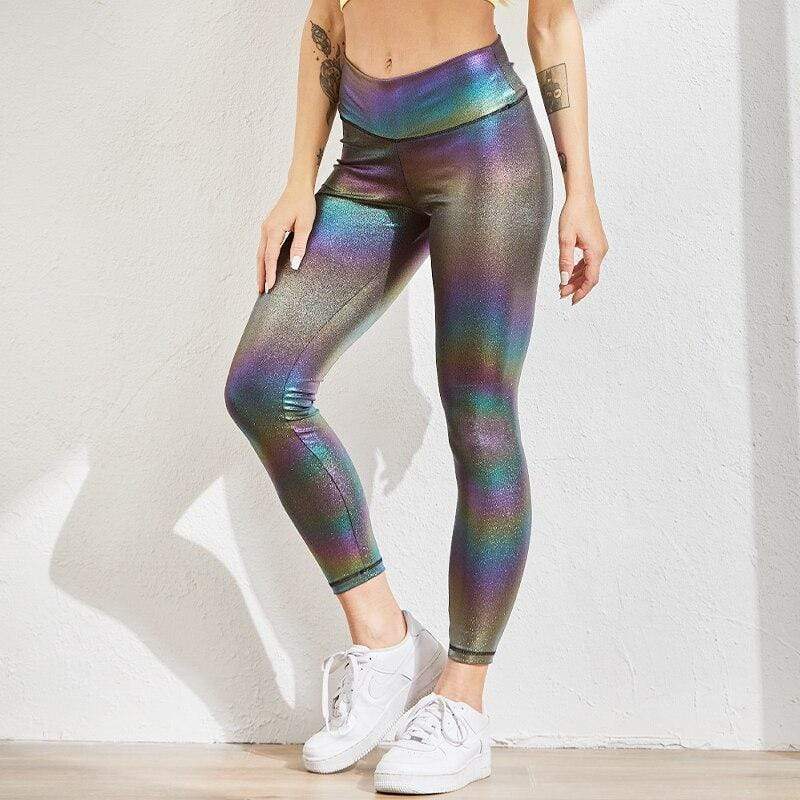 Frau in schimmernder, bunter Anti-Cellulite-Leggings, Push-Up-Effekt, sportlich, modisch.