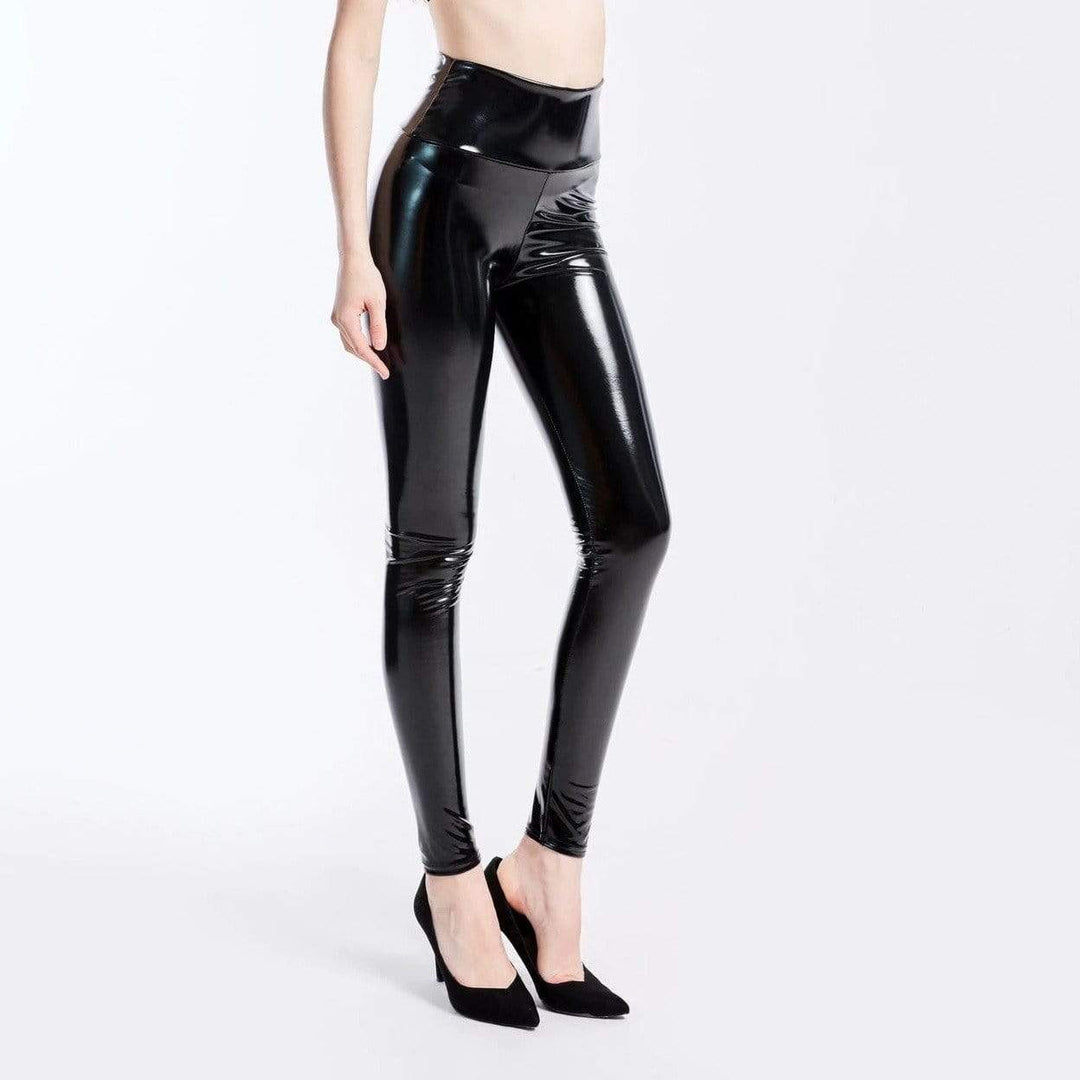Frau trägt schwarze glänzende Lederimitat-Leggings, figurbetont, modisch, elegant.