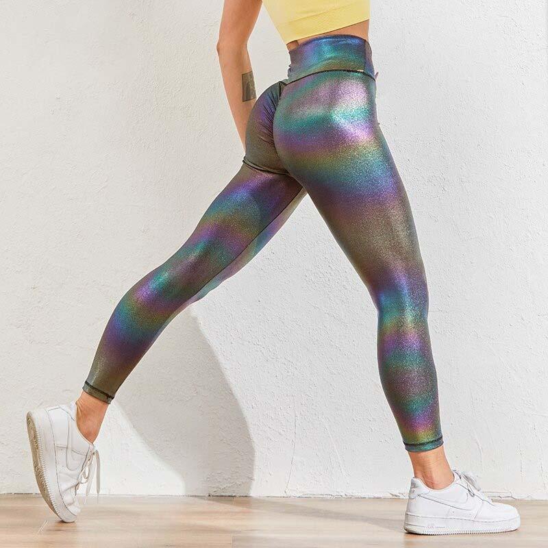 Frau in schimmernder, bunter Anti-Cellulite Push-Up Leggings, sportlich, modisch, Fitnessbekleidung.