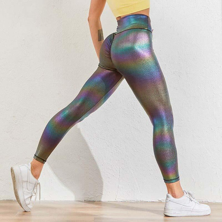 Frau in schimmernder, bunter Anti-Cellulite Push-Up Leggings, sportlich, modisch, Fitnessbekleidung.