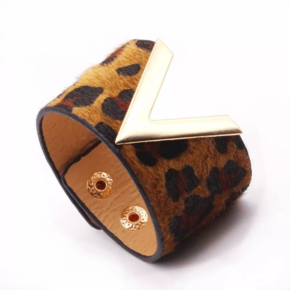 Leopardenmuster Armband mit goldener V-Form, Kunstleder, modisches Accessoire, Damenmode.