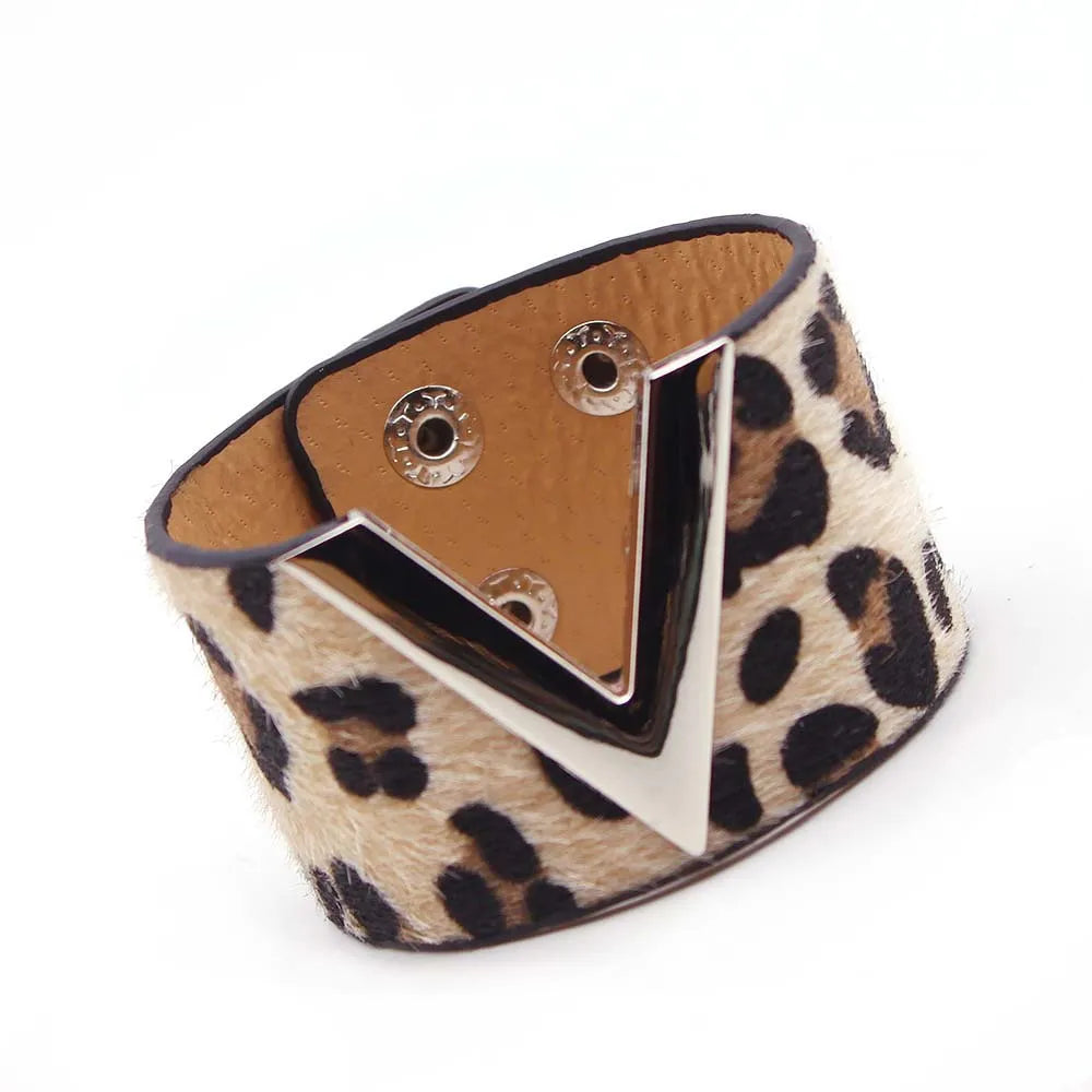 Leopardenmuster Armband mit V-förmigem Metallakzent, modisches Accessoire, Damenmode.