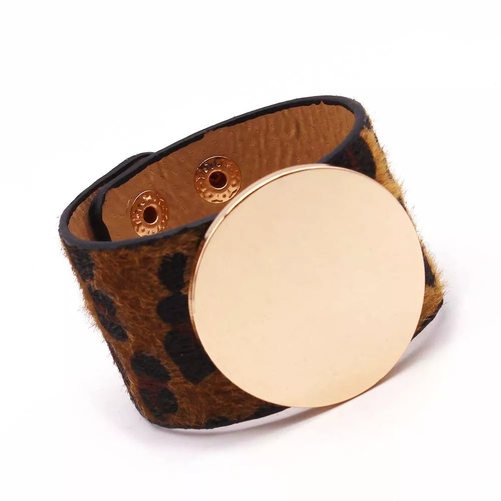 Breites Armband mit Leopardenmuster, goldener runder Verschluss, Leder, modisches Accessoire.