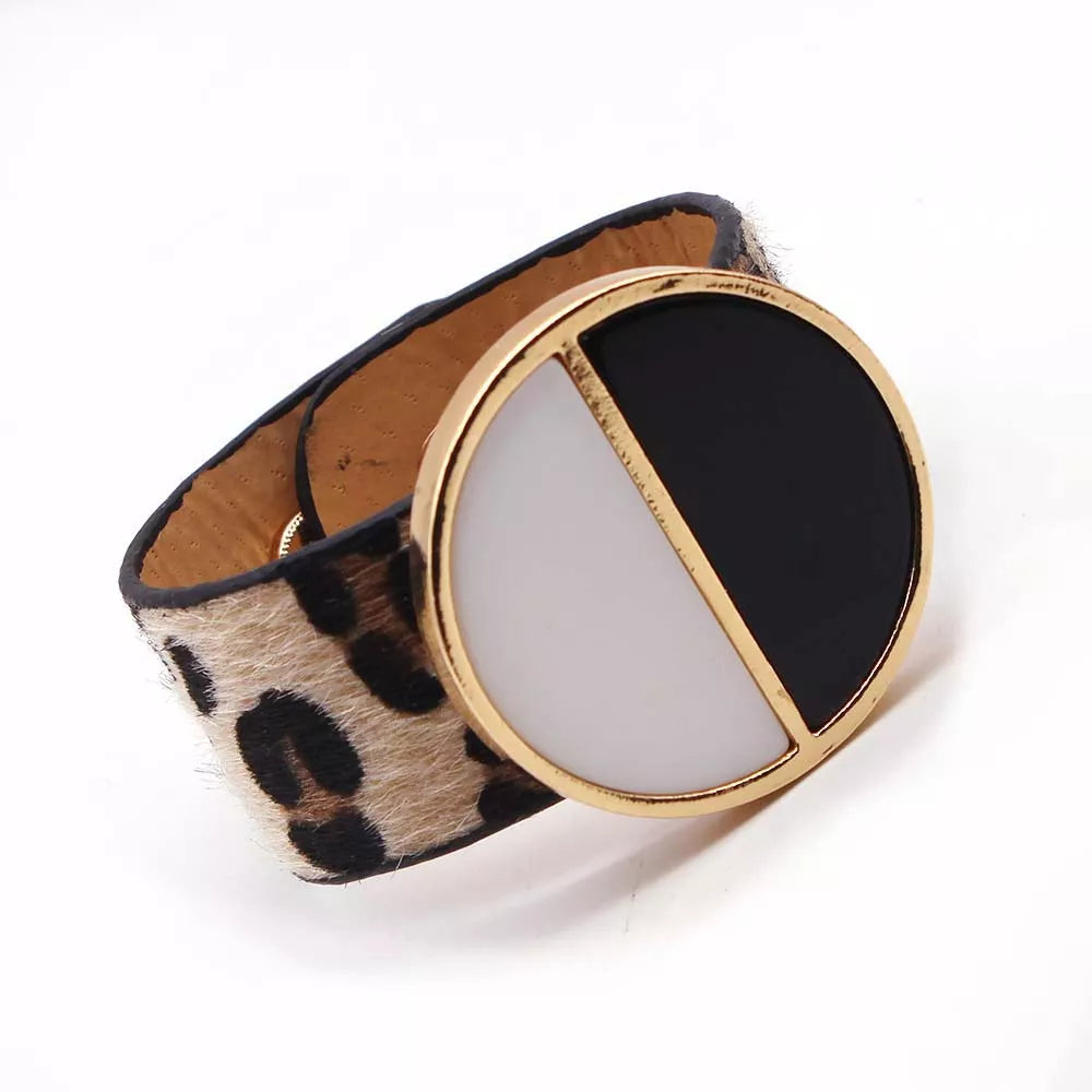 Leopardenmuster Armband mit rundem, zweifarbigem Anhänger, schwarz-weiß, modisch, Damenaccessoire.