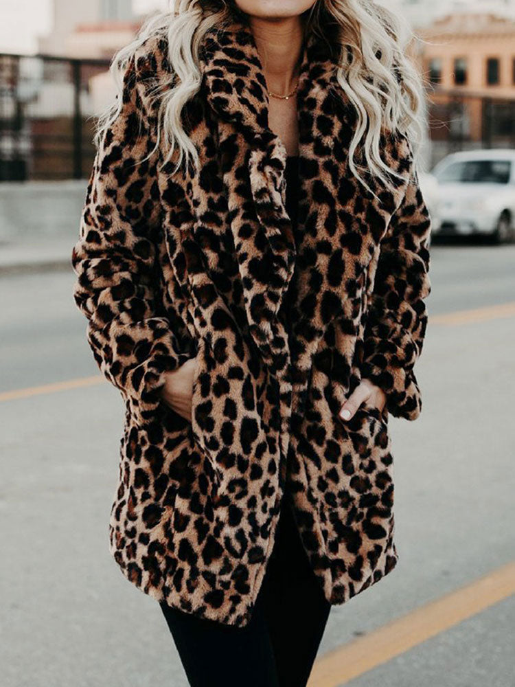 Frau in Leopardenmuster-Faux-Fur-Mantel, stilvoll, urban, modisch, Herbstmode.