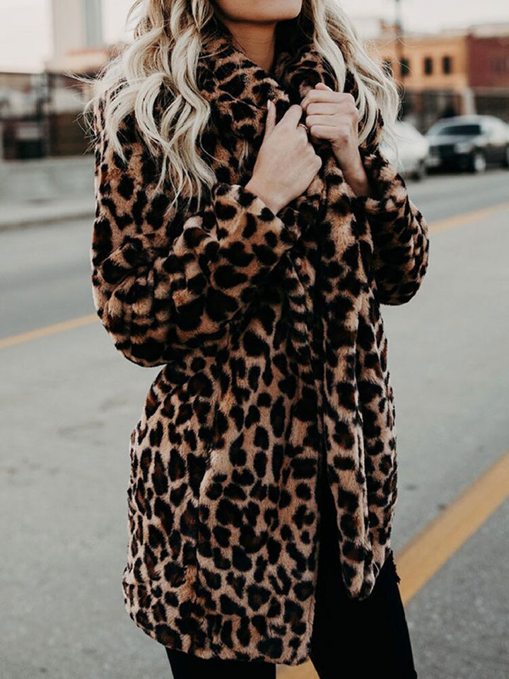 Frau in Leopardenmuster-Mantel, Wintermode, stilvoll, warm, Straßenhintergrund, blonde Haare.