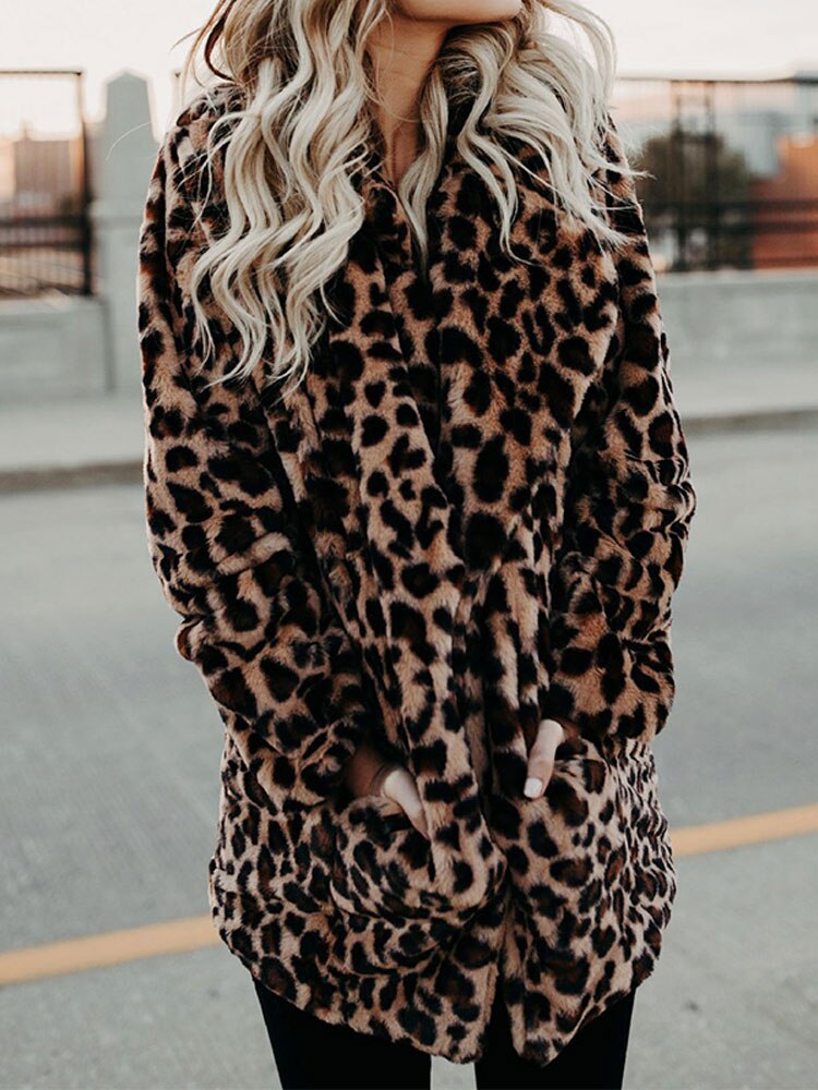 Frau in Leopardenmuster-Mantel, Wintermode, stilvoll, warm, trendig, Stadt, blondes Haar.