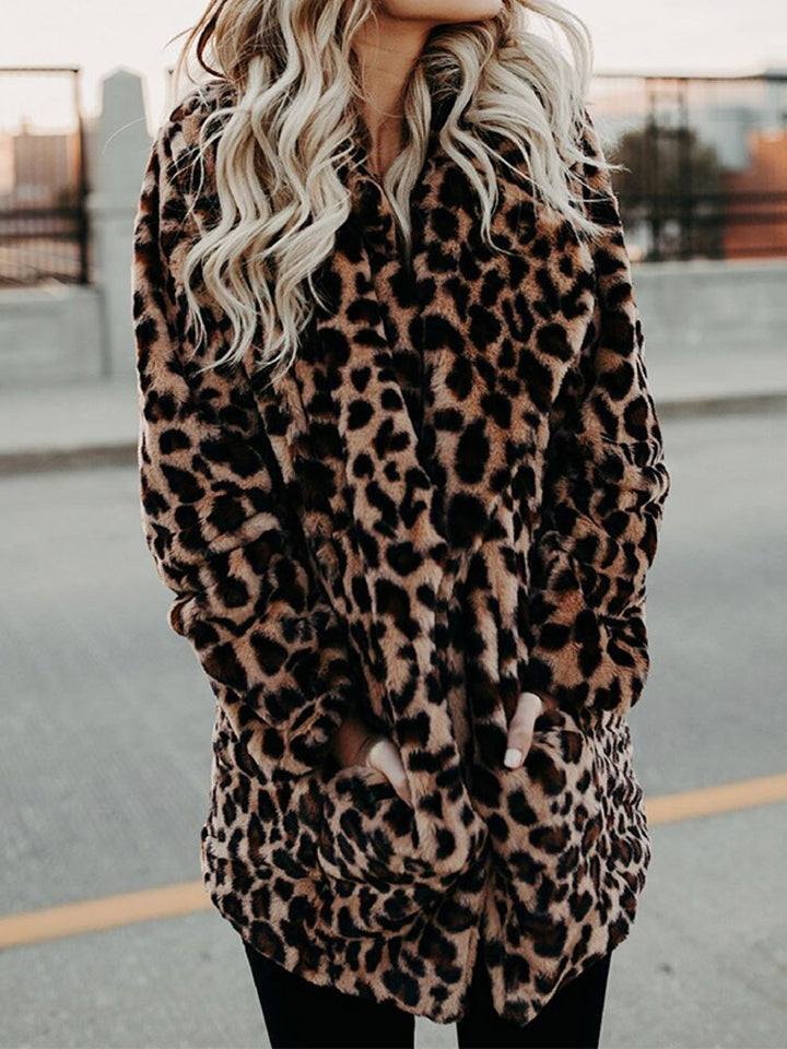 Frau in Leopardenmuster-Mantel, Wintermode, stilvoll, warm, trendig, Stadt, blondes Haar.