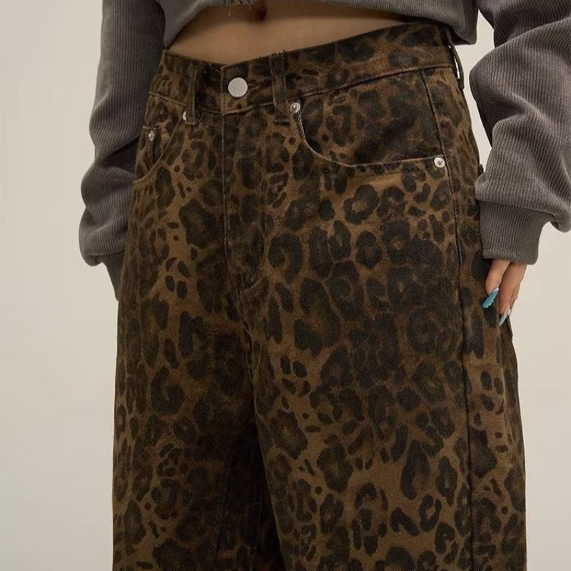 Leopardenmuster-Jeans, braun, Damenmode, lässig, trendig, Herbstkollektion, Streetwear.