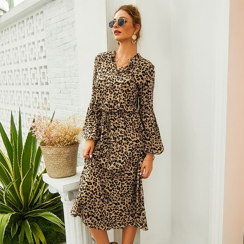Frau in langem, gepunktetem Leopardenkleid, Sonnenbrille, draußen, Mode, elegant.
