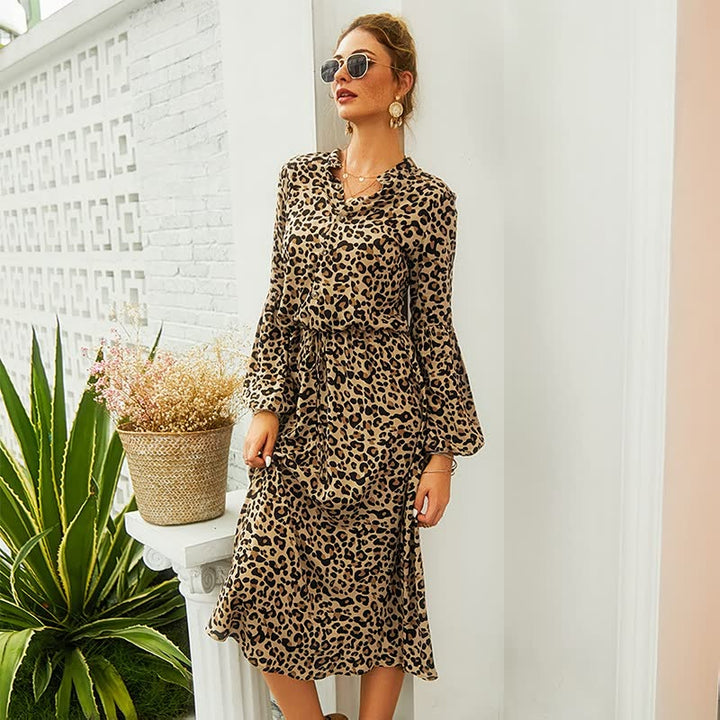 Frau in langem, gepunktetem Leopardenkleid, Sonnenbrille, draußen, Mode, elegant.