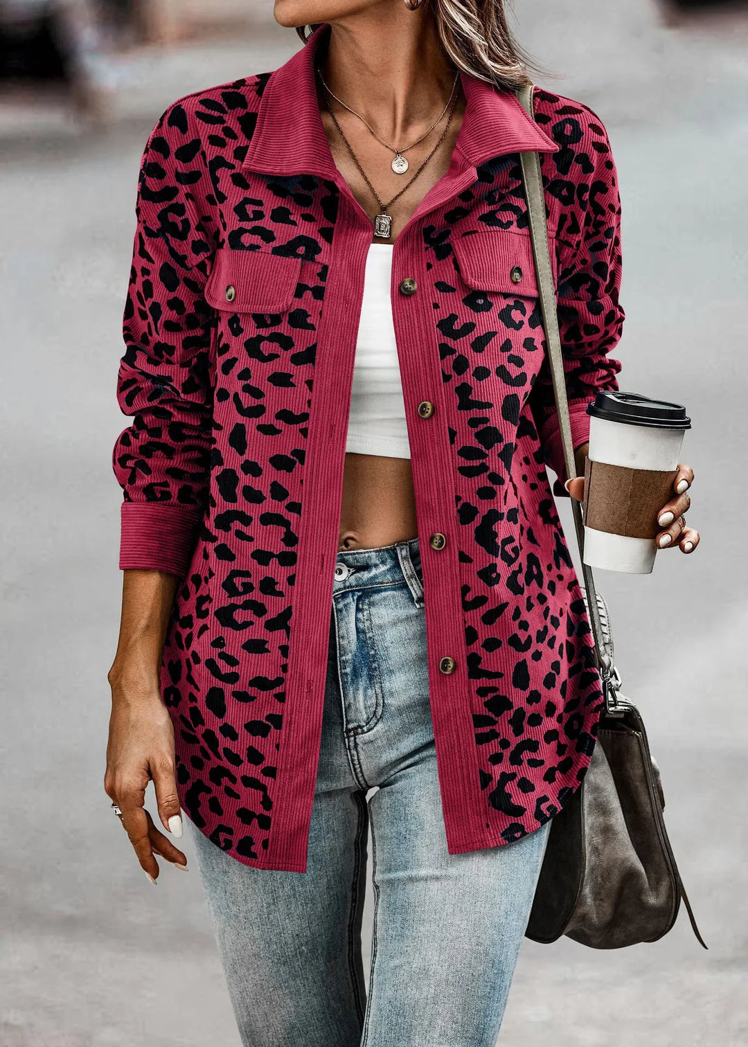 Frau in roter Leopardenmuster-Jacke, Langarm, Herbstmode 2024, hält Kaffeebecher.