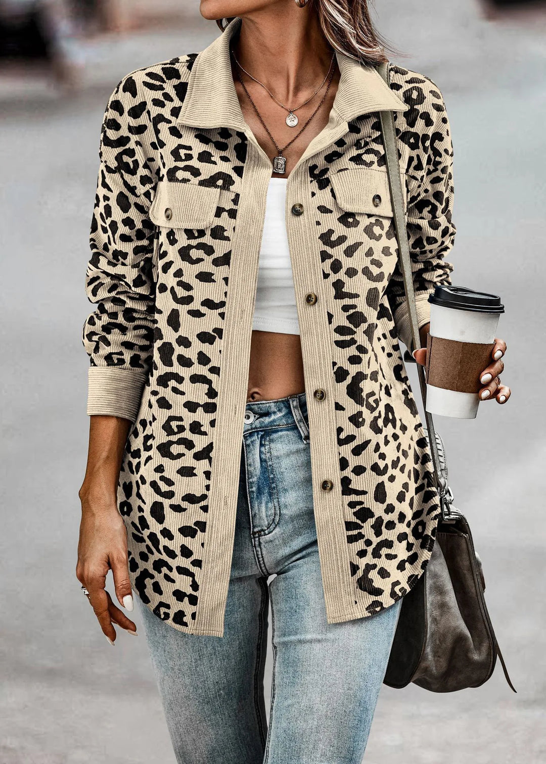 Frau in Leopardenmuster-Jacke, Langarm, Knöpfe, Herbstmode 2024, Kaffeebecher, Straße.