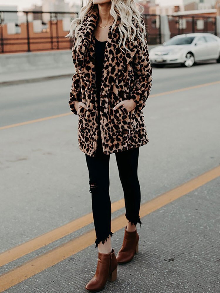 Frau in Leopardenmantel, schwarze Jeans, braune Stiefeletten, Stadtstraße, modischer Herbstlook.