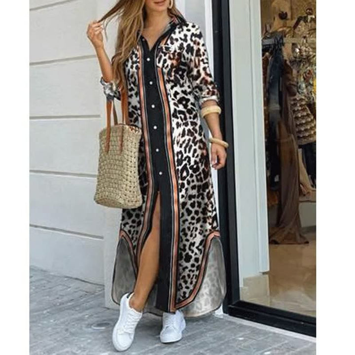 Frau in langem Leopardenkleid mit Knopfleiste, trägt Strohtasche und weiße Sneaker.