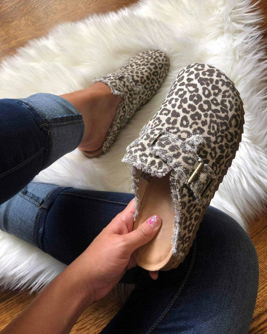 Leopardenmuster Hausschuhe mit Schnalle, Damenmode, gemütlich, auf weißem Teppich.
