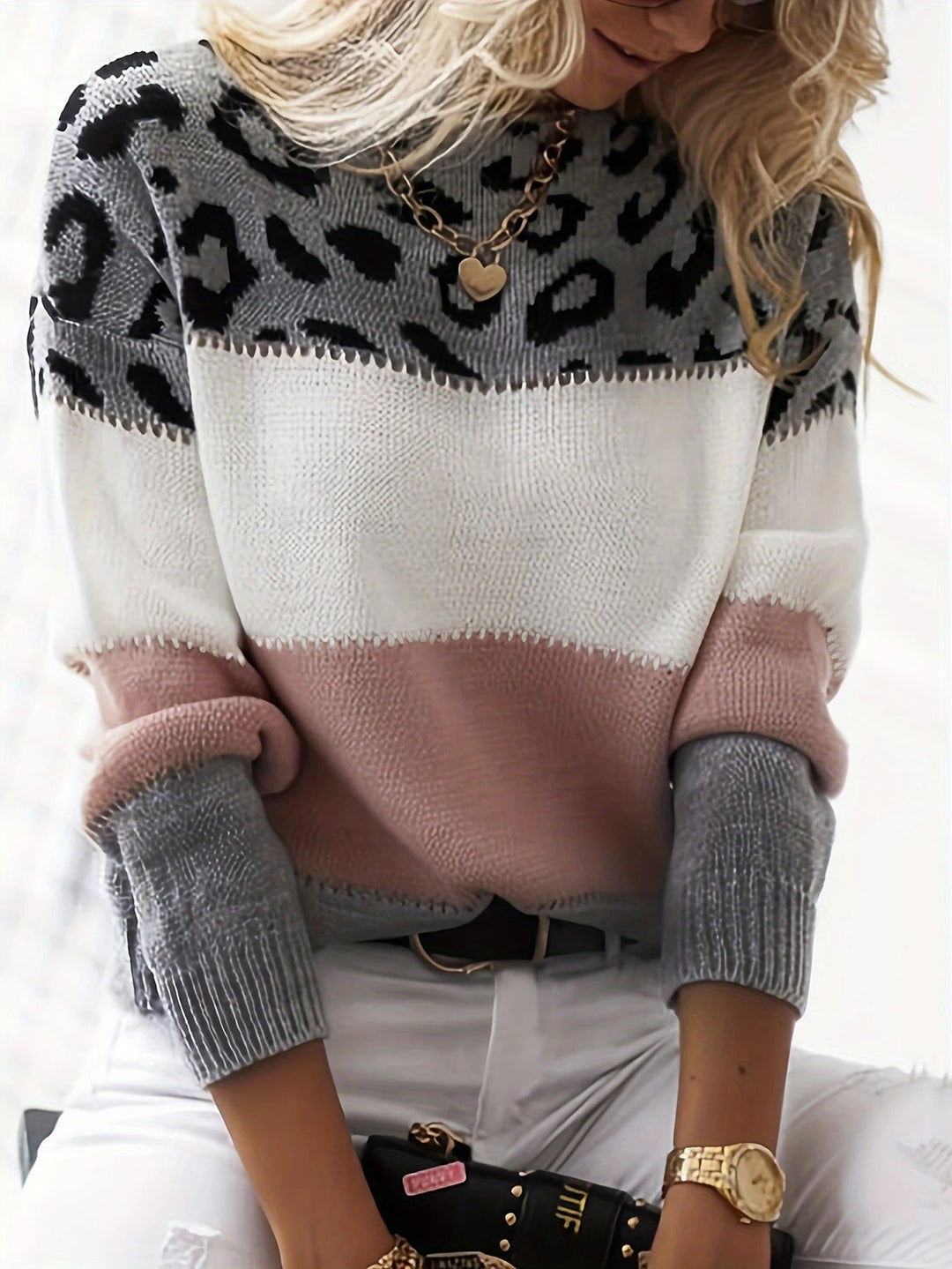 Damenpullover mit Leopardenmuster, rosa-grau-weiß, Strick, modisch, Herbstmode.