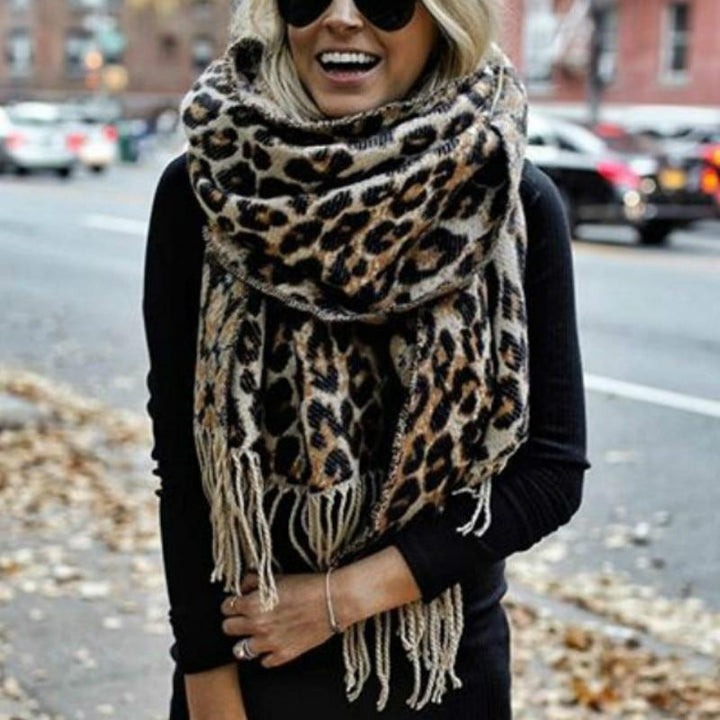 Frau mit großem Leopardenmuster-Schal, Herbstmode, Straßenhintergrund, stilvoller Look.