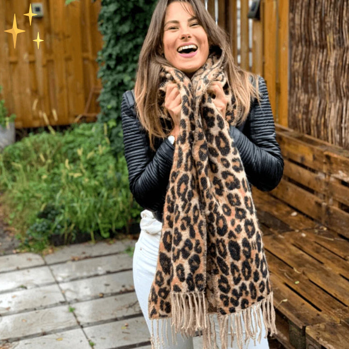 Frau mit Leopardenmuster-Schal, schwarze Lederjacke, lächelnd, draußen, Herbstmode.