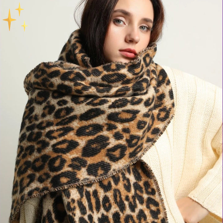 Frau mit Leopardenmuster-Schal, beige Strickjacke, modisches Accessoire, Herbstmode.