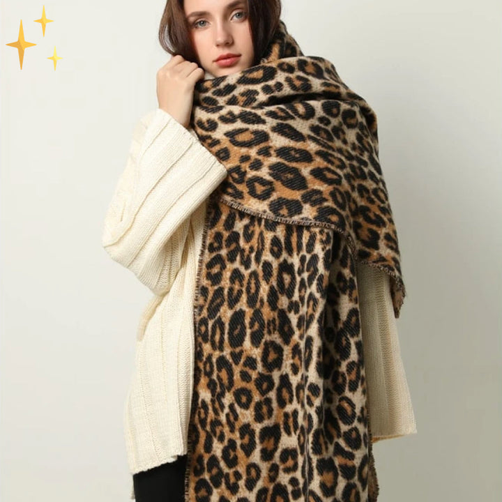 Frau mit Leopardenmuster-Schal, beige Strickpullover, modisches Accessoire, Herbstmode.