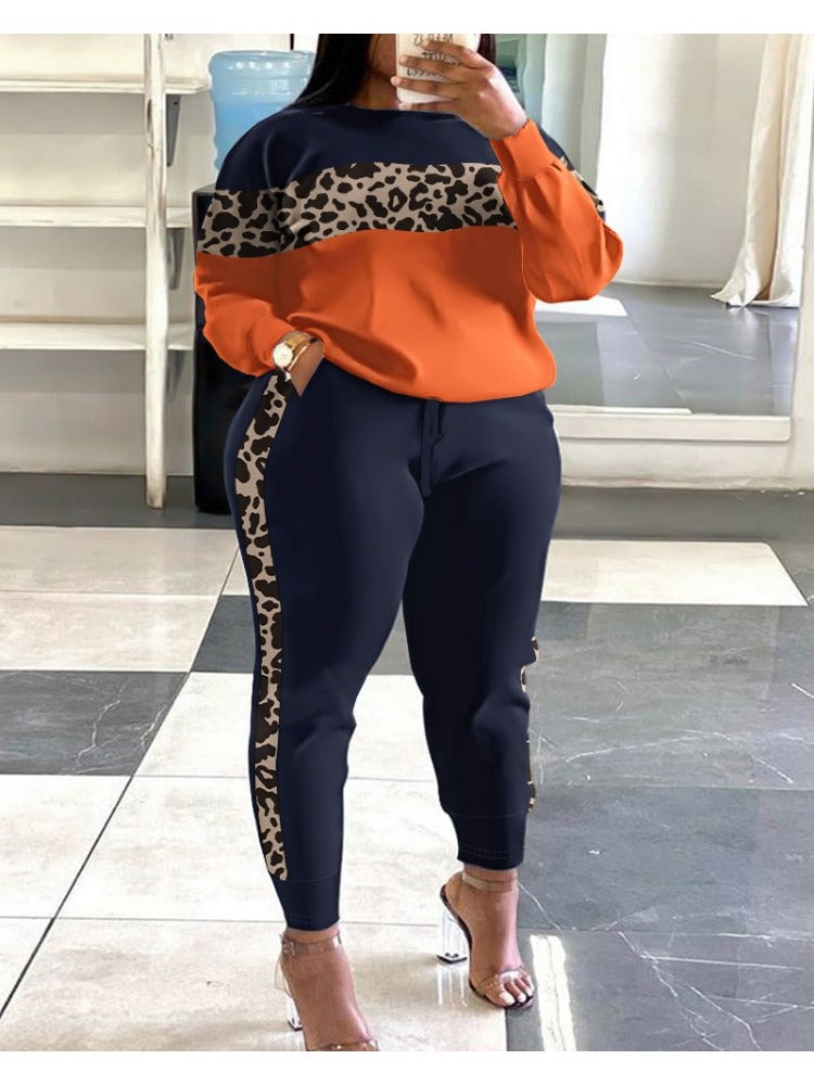Frau in orange-schwarzem Leopardenmuster-Trainingsanzug, modisch, modern, Freizeitkleidung.