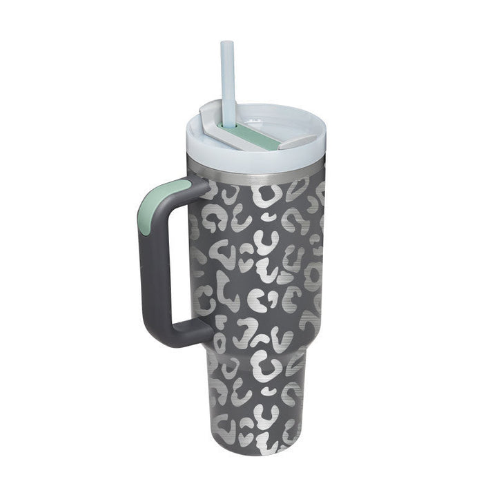 Grauer Leopardentasse mit Strohhalm, Edelstahl, 1,5 Liter, isoliert, wiederverwendbar.