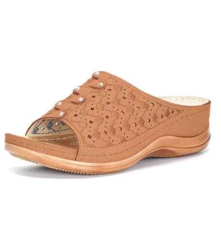 Braune orthopädische Sandale, komfortabel, mit Lochmuster, ideal für Damen, Sommermode.