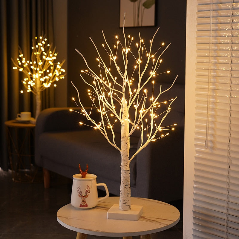 LED-Baumlampe mit warmweißen Lichtern, dekorativer Baum, Wohnzimmer, moderne Beleuchtung.