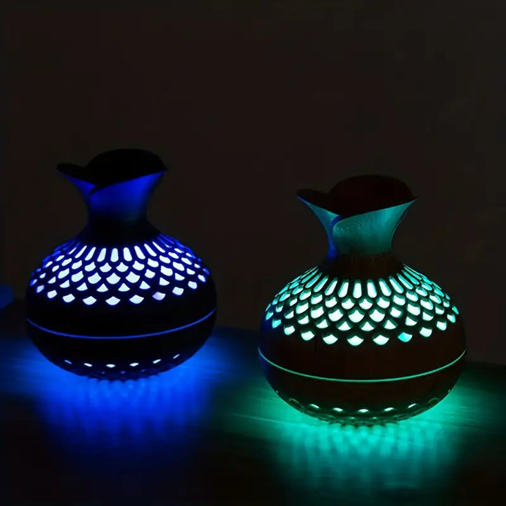 Zwei LED-Aromadiffusoren, Holzoptik, blau und grün leuchtend, stimmungsvolle Beleuchtung.