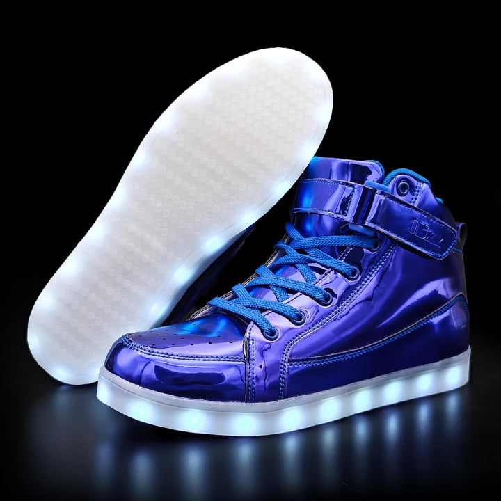 Blaue LED-Sneaker mit leuchtender Sohle, modische Schuhe für Kinder, glänzendes Design.