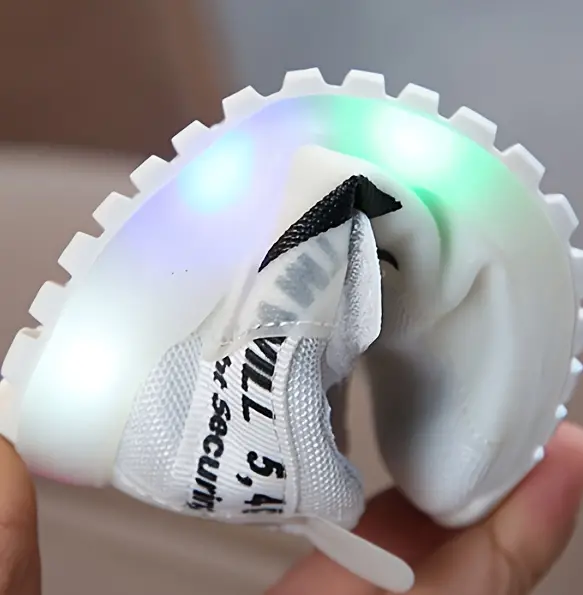 Weiße LED-Kinderschuhe, flexibel, rutschfest, mit leuchtender Sohle, ideal für Kleinkinder.